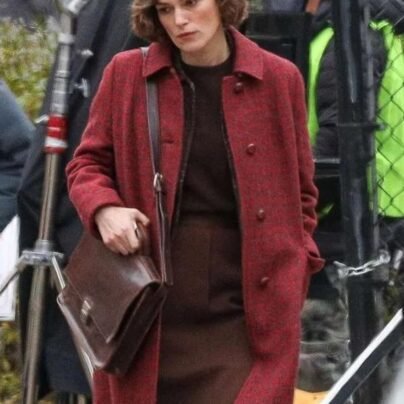 boston-strangler-2023-keira-knightley-coat