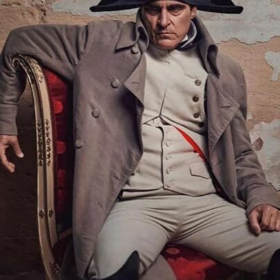 joaquin-phoenix-napoleon-2023-trench-coat